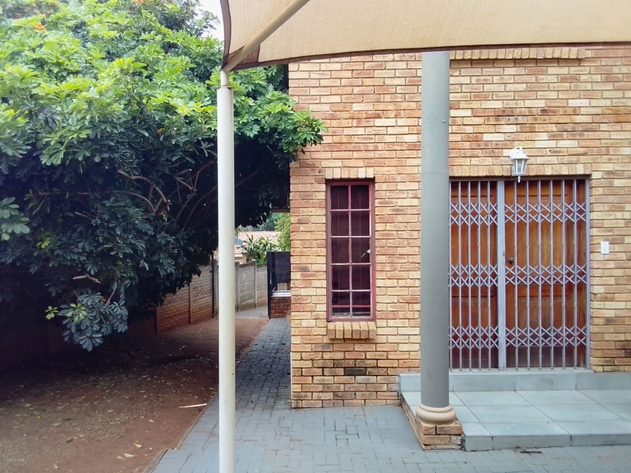 To Let 4 Bedroom Property for Rent in Safari Gardens North West